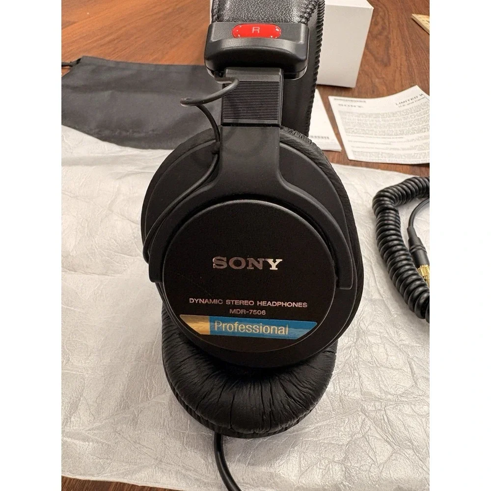 Sony MDR-7506‎ Professional Closed-back Studio Headphones